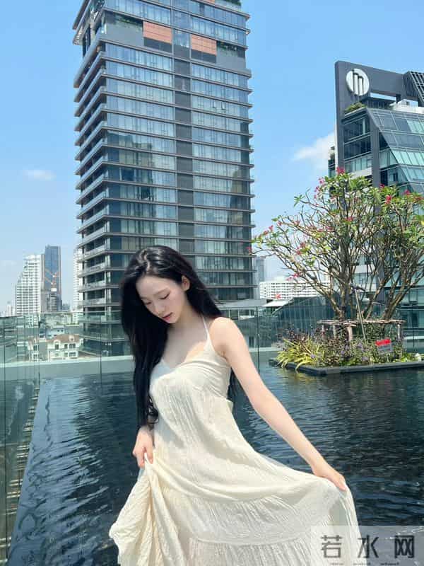 柳智敏，吊带裙光脚丫唯美写真