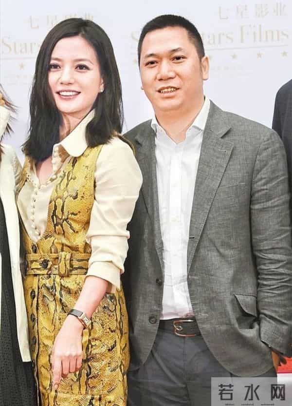 封杀四年,49岁赵薇近况再曝,参加好友婚礼,脸垮皮衰无星气