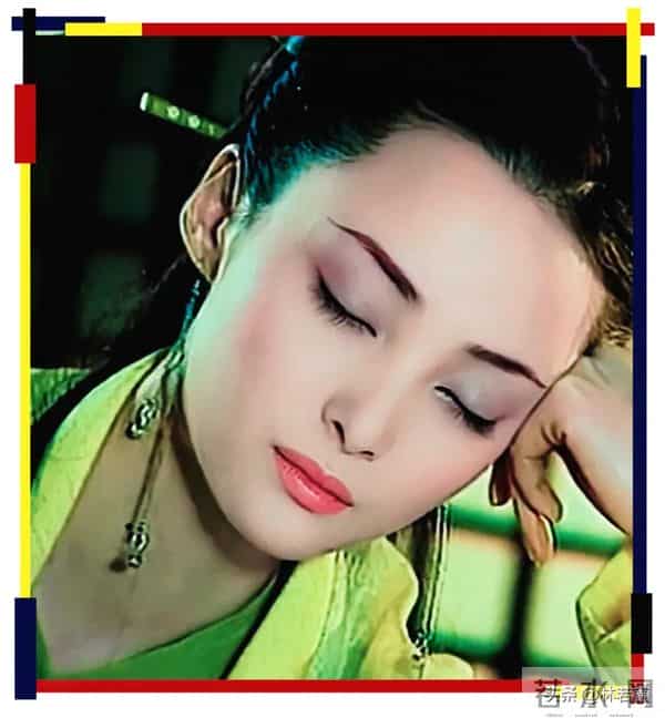 50岁蒋勤勤现身成都机场吃面,素颜皮肤白皙,打扮时髦 少女感十足