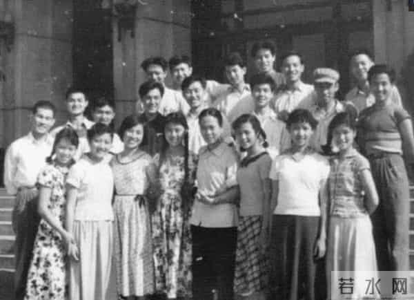 真没想到 我们喜爱的这位硬派男星 竟是戴望舒的女婿 其妻子也是演员