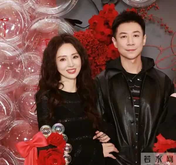 董璇46岁生日照难掩孕味，捧蛋糕肚子看着像四个月，小酒窝好漂亮