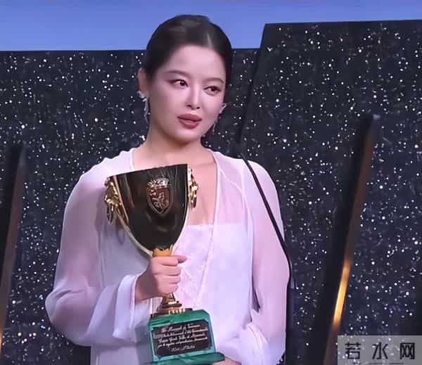 辛芷蕾硬刚郝蕾!发文否认靠花钱运作拿奖,网友:声音越响心越虚