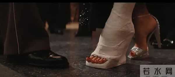 炸!顶流导演被爆骚扰多位女星,曾花7万块在夜店舔女招待的脚?