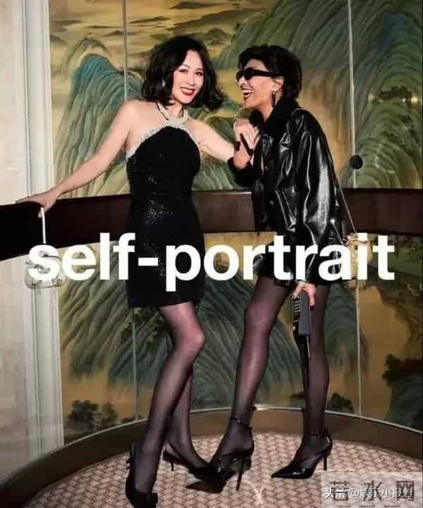 刘嘉玲上海被偶遇，59岁面容饱满身材佳，状态宛如三四十岁