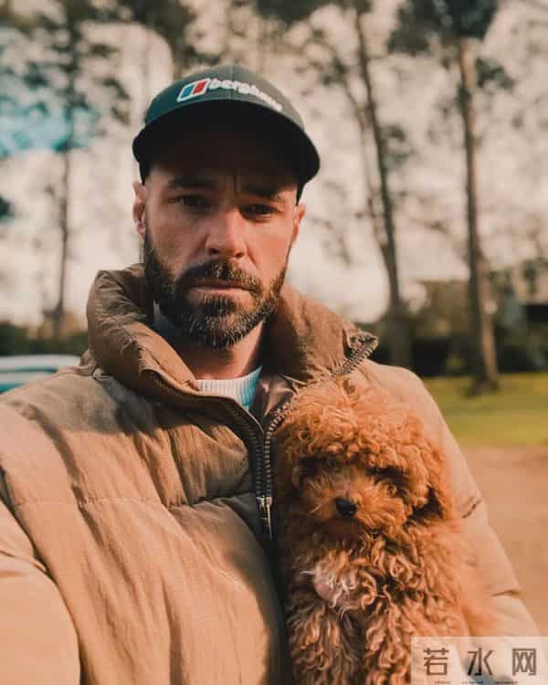 英国男星肖恩·沃德交不起房租,在朋友家睡床垫!