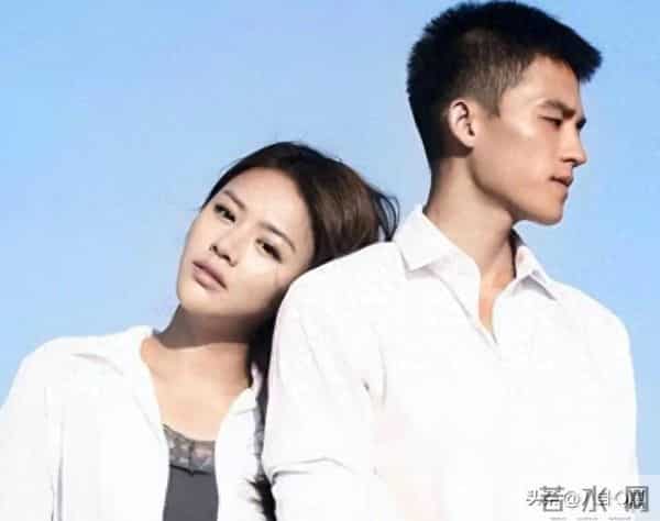 欧豪马思纯分手7年再同框，男方偷瞄女方表情微妙，网友呼吁复合