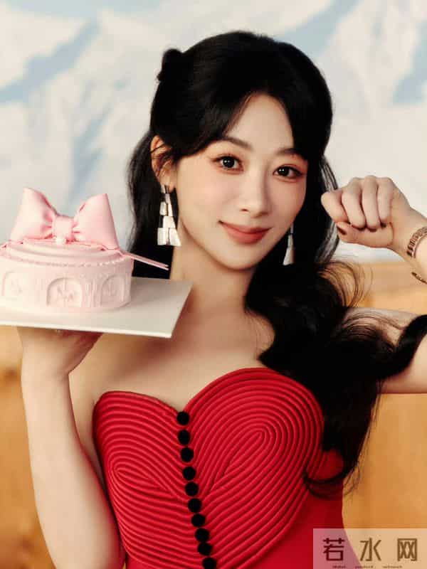 杨紫生日排场盛大,品牌好友齐送福,李现连续八年庆生