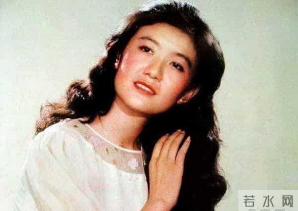 她曾是央视第一美女,赴港生子后离开央视,如今远居美国不再露面