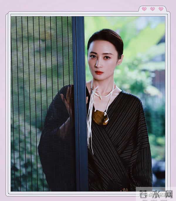 50岁蒋勤勤现身成都机场吃面,素颜皮肤白皙,打扮时髦 少女感十足