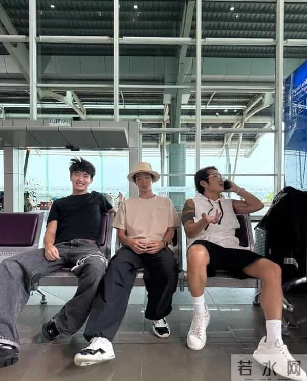 费曼与杨阳洋香港重聚,满嘴黄牙头秃油腻,举止怪异被曝有自闭症