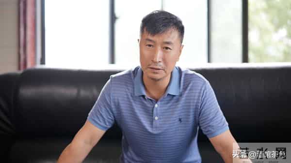 他靠《亮剑》火遍全国,如今55岁白发丛生,一身肌肉太亮眼