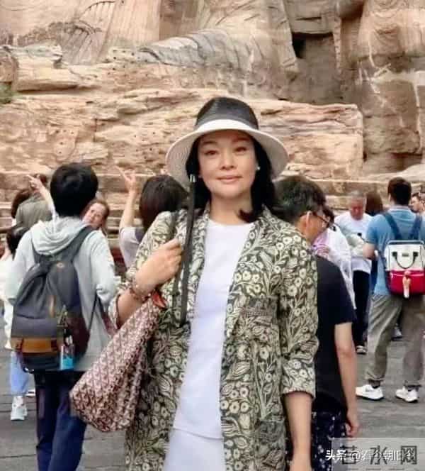 61岁史可和儿子在山西大同旅行, 混血儿子高大帅气，看起来好温馨