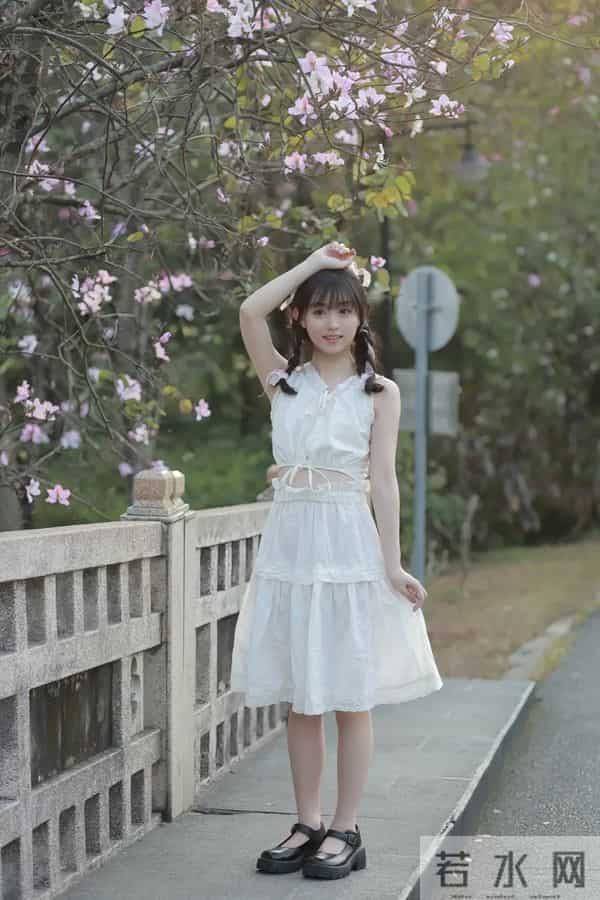 汤音璇｜清纯甜美写真，春日漫步，花海中的甜美少女