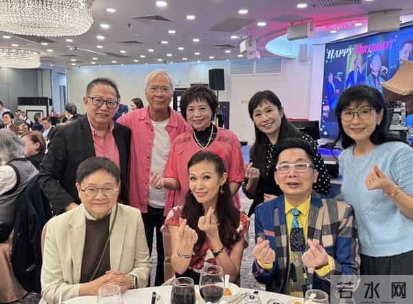 TVB艺人74岁大寿设宴27桌,妻儿陪伴上台切蛋糕,四个儿子来了仨