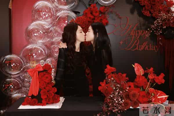 关悦为闺蜜董璇庆生，两人相识25年感情超好，两家孩子也是好朋友