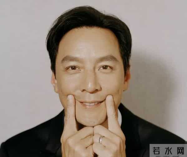 自曝近10年没夫妻生活，吴彦祖晒妻子素颜照片，真是“丑”的可怕