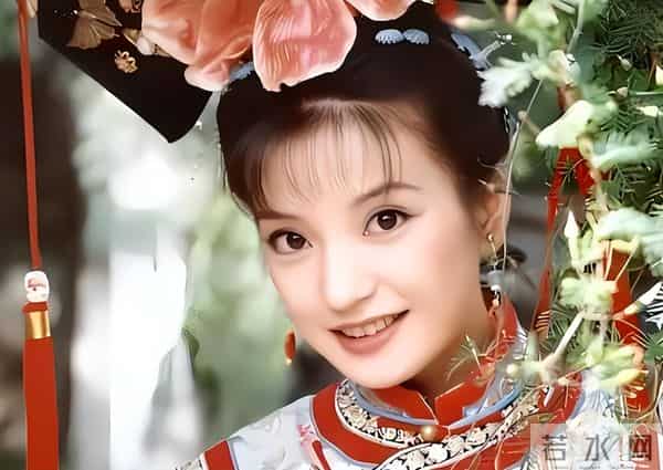 封杀四年,49岁赵薇近况再曝,参加好友婚礼,脸垮皮衰无星气