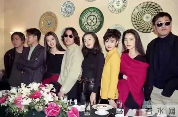 陪睡陪玩只是冰山一角!袭警、集体嫖娼、舔手指,各个离谱且意外