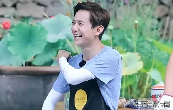 主持人何炅澄清衰老焦虑：我眼神好得很！