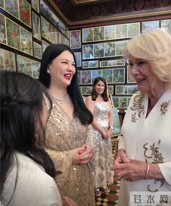 李湘在机场因身材问题被怼到“黑脸”，翻出十年前瘦照反击，好美