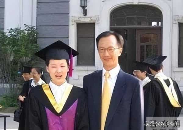 恩爱23年,73岁梁锦松逐渐变老,47岁伏明霞貌美如花