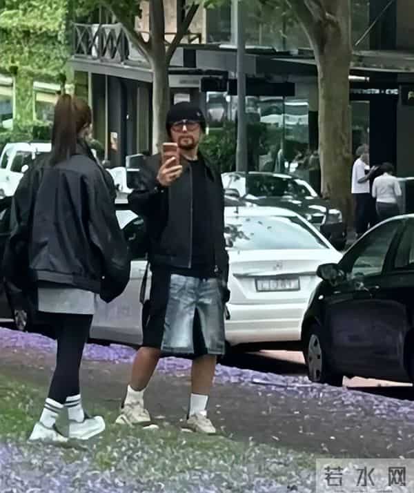 周杰伦带老婆在墨尔本,没胡子满脸褶,眼袋硕大跟半月前判若两人