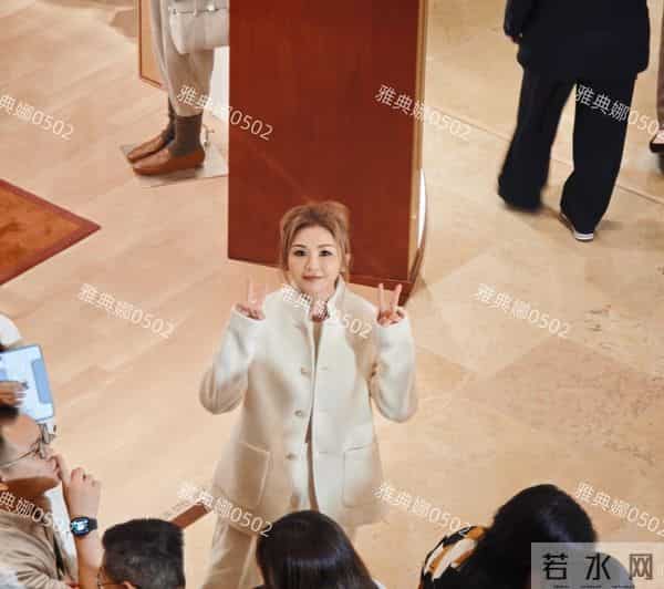 阿sa蔡卓妍本人没有网上夸的那么年轻,脸有点肿整感明显不够自然