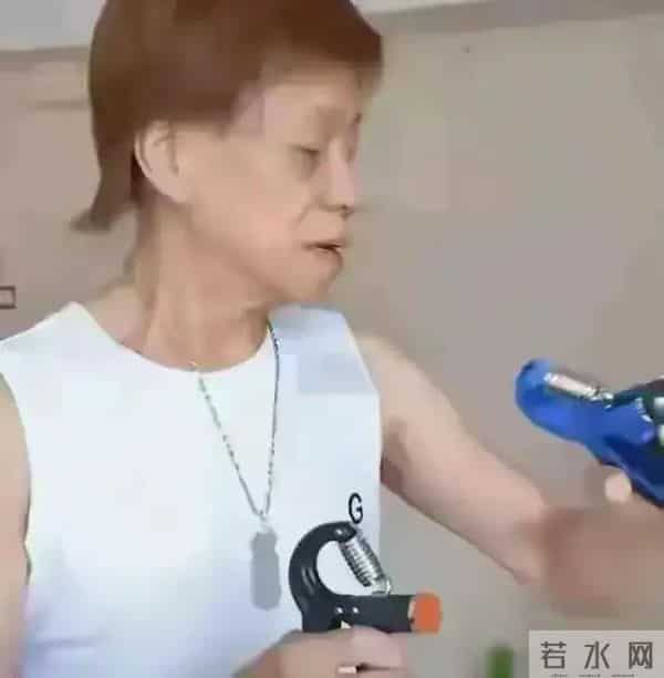 77岁梁小龙和妻子在深圳坐地铁,表情好像没睡醒,看起来没精神