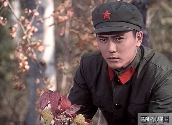 他曾是北影厂第一美男，退居幕后20年担任制片人，如今老的不敢认