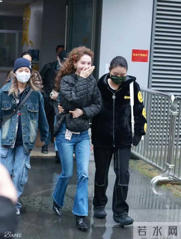 金晨又带火了秋冬新穿搭：羽绒服+牛仔裤+羊毛卷发型，显瘦又时髦