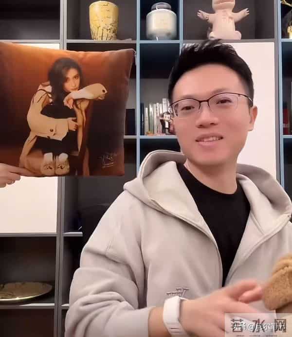 杨颖空降红蜻蜓直播间!素颜皮肤蜡黄有黑眼圈,仅露脸几秒引热议