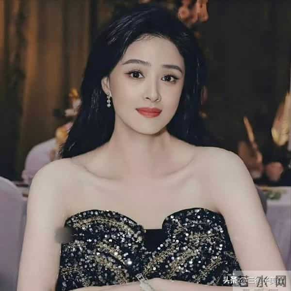 演员蒋欣吃素哭得双眼发红：不想在红毯上被人觉得丑觉得胖