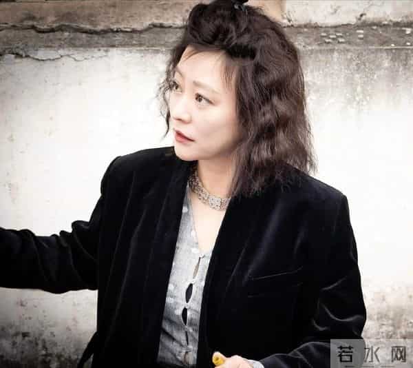 郝蕾太丰满了 穿绒衣扣子都撑开了 如果扣子突然破了 那就十分尴尬了