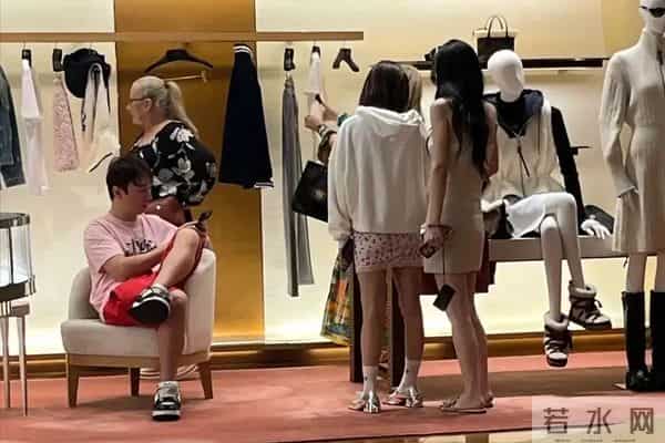 王思聪新欢直接坐大腿!懒懒已成过去式?奢侈品店亲密照引爆全网