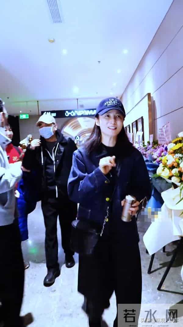 蒋勤勤素颜出席活动，双手捂脸哭红眼眶，陈建斌没安慰转头大笑