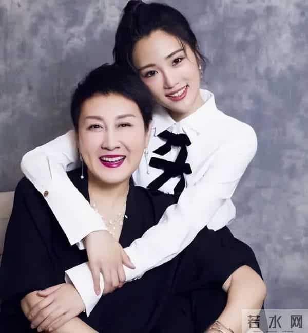 收手吧!63岁张凯丽穿“黑丝”现身不到72小时,恶心的事情发生了