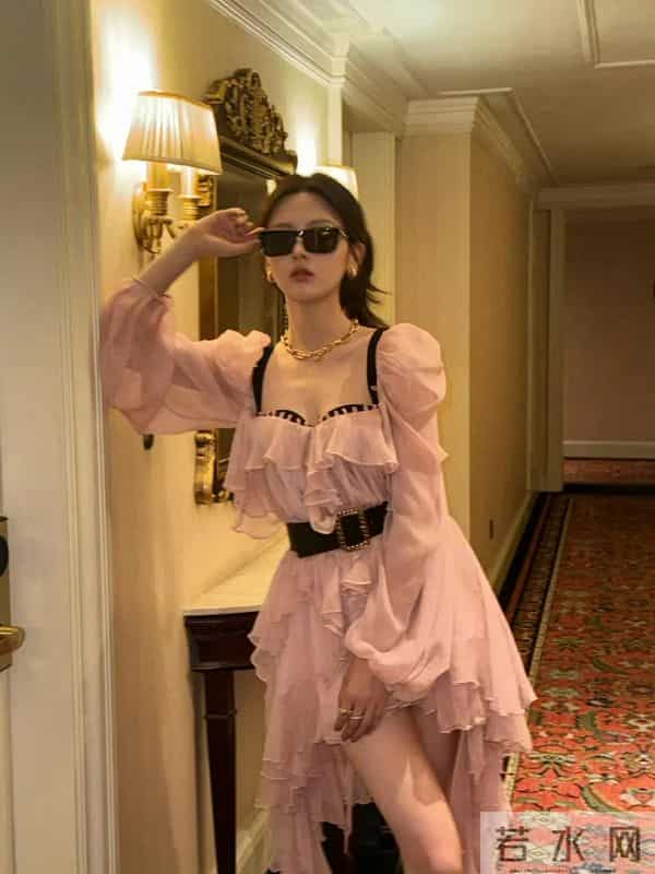 杨超越这套 有点爱[舔屏]