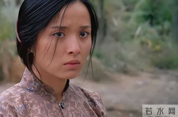 她26岁成双料影后,二婚嫁靳东高龄生下两子,今48岁美得自信从容