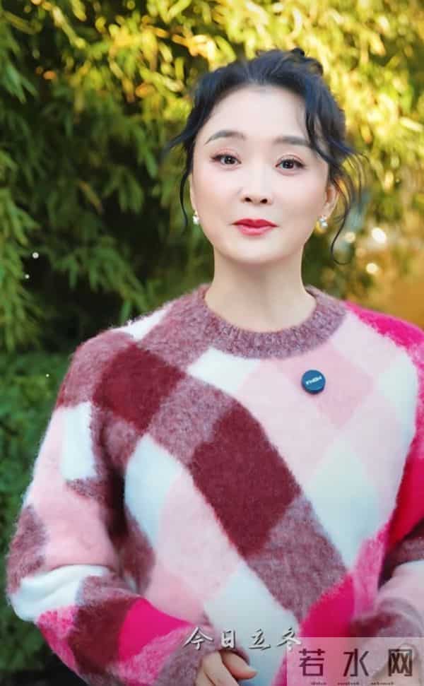 王艳立冬美出圈，彩色菱格毛衣搭丸子头，气质优雅美得好高级