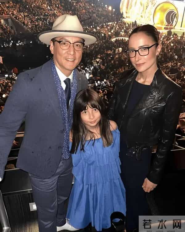 吴彦祖晒与妻子合影!Lisa皮肤粗糙褶多还秃顶,网友:以为是兄弟