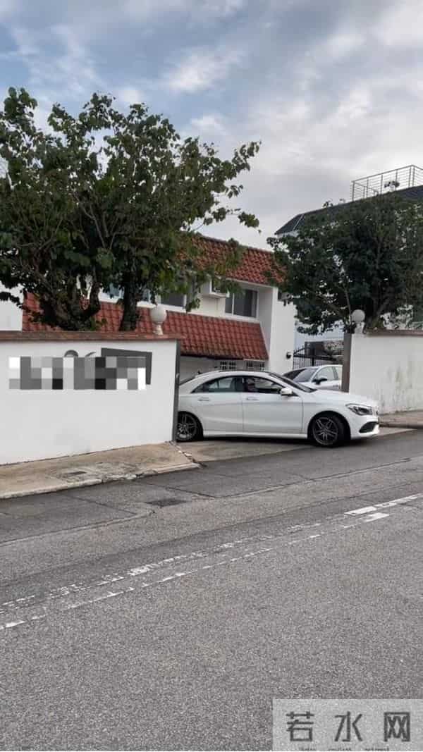 TVB星二代当父亲面,狂摸肌肉男,表情极其夸张,引发网民热议