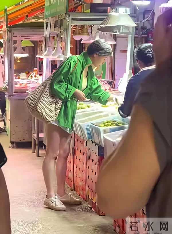 53岁吴越现身云南市场 保养的真好 在电视剧里不是美女但现实也惊艳