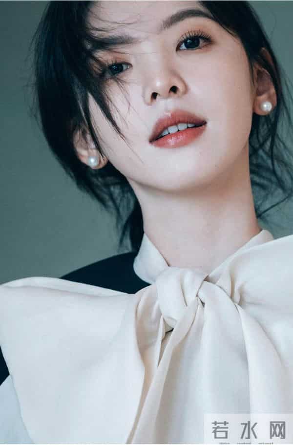 章若楠黑裙造型封神!美腿加持,小说里的豪门千金从此有了脸