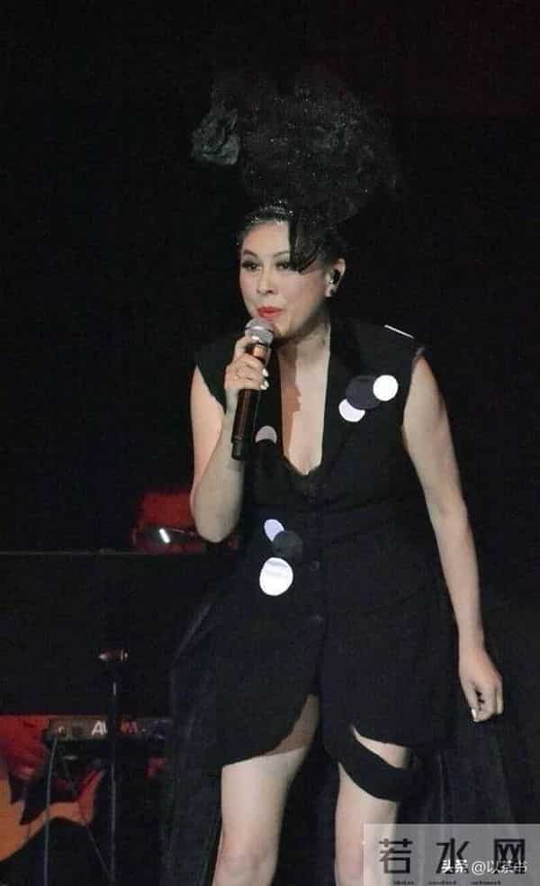 她曾力压王菲、惊艳春晚,却因投资失败成穷光蛋,如今老到认不出