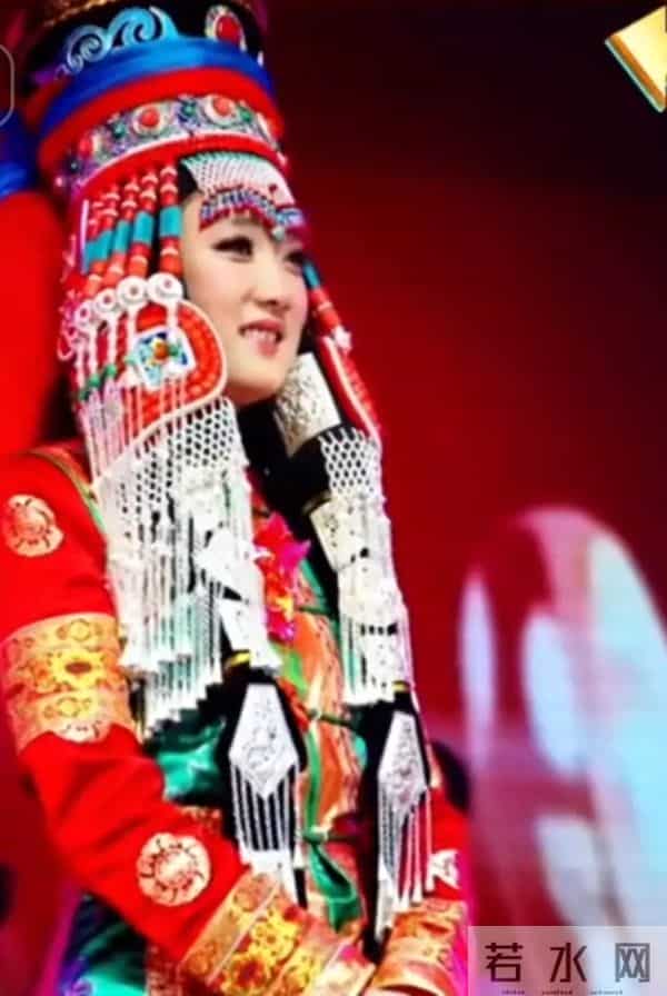 45岁玲花现身外甥婚礼,穿蒙古袍配宽檐帽松弛贵气,长胖后更美了