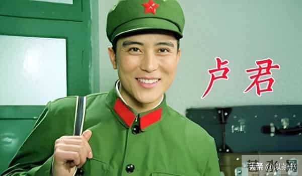 他曾是北影厂第一美男，退居幕后20年担任制片人，如今老的不敢认