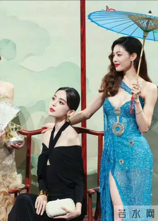 感觉钟楚曦衣服都要掉了,但是一脸镇定,都看不到旁边的古力娜扎