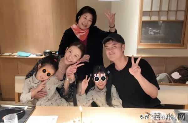 陈赫女儿9岁生日，张子萱出场撒糖，婆婆一脸慈爱，五口人超幸福