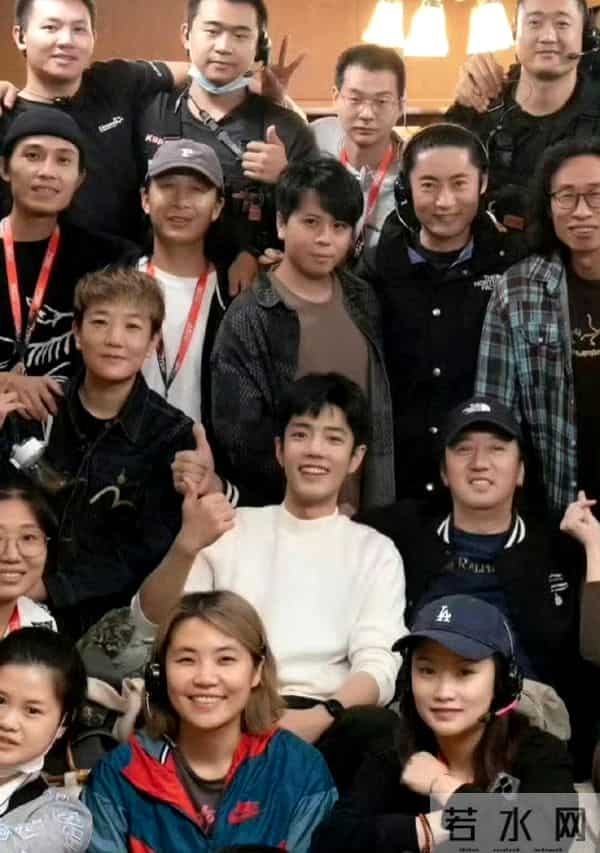 肖战合影太突出了，好像为他开了柔光~