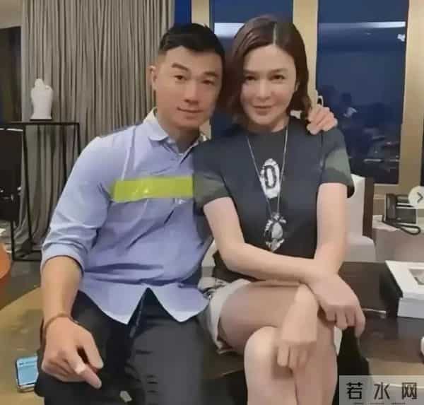 62岁关之琳与小鲜肉依偎在一起,女神容光焕发一脸娇媚